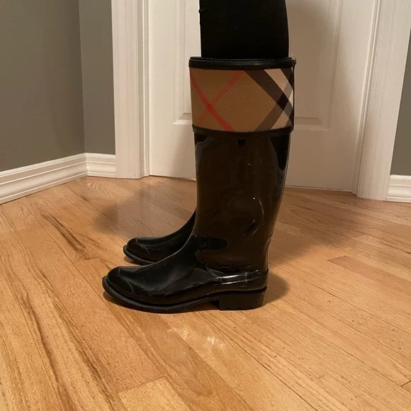 Burberry rain boots poshmark deals